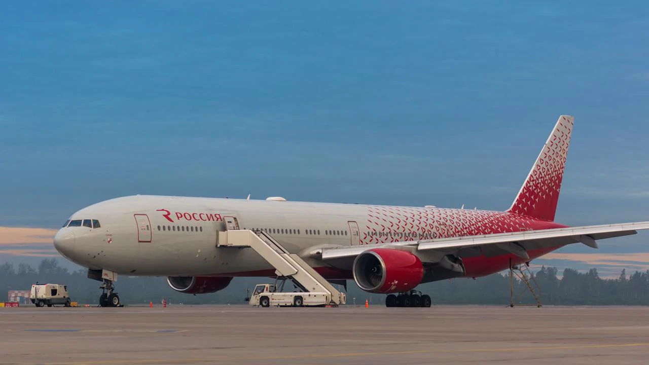 Boeing 777 makes emergency landing in Moscow after engine warning