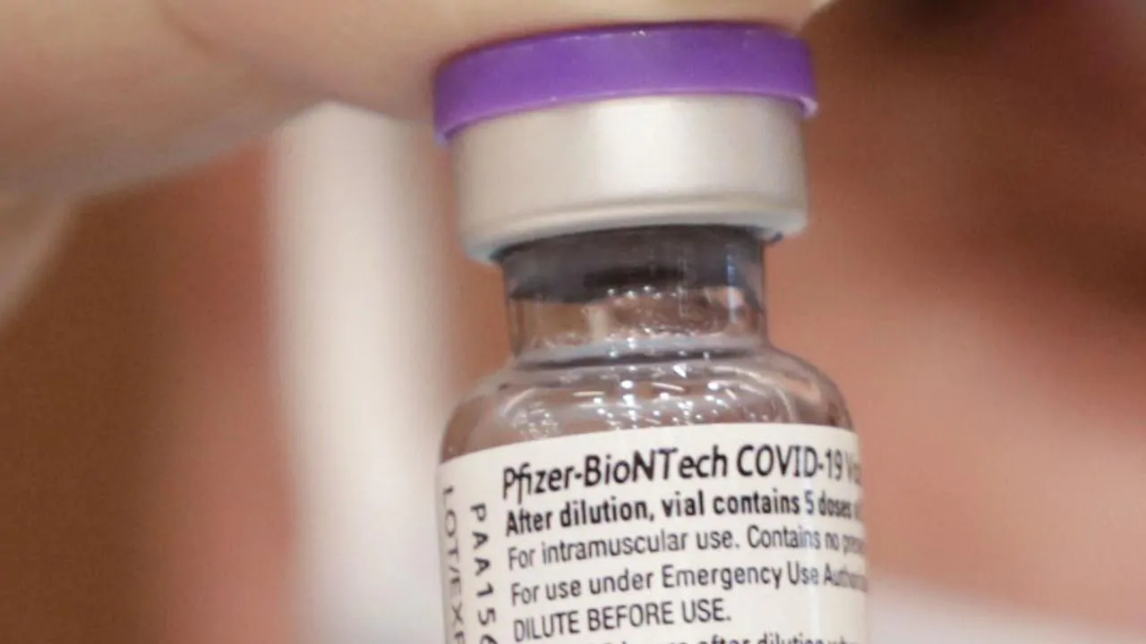 Doctor at centre of Qld vaccine bungle was previously sanctioned