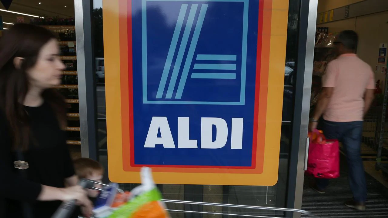 Forget roses, Aldi offering boozy Valentine’s Day ‘hampers’ for $23