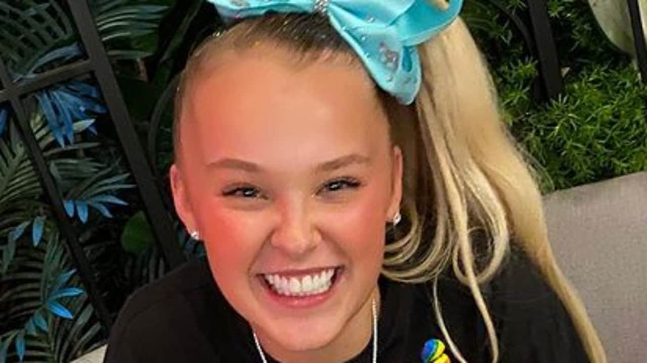 JoJo Siwa shares Instagram photos of new girlfriend