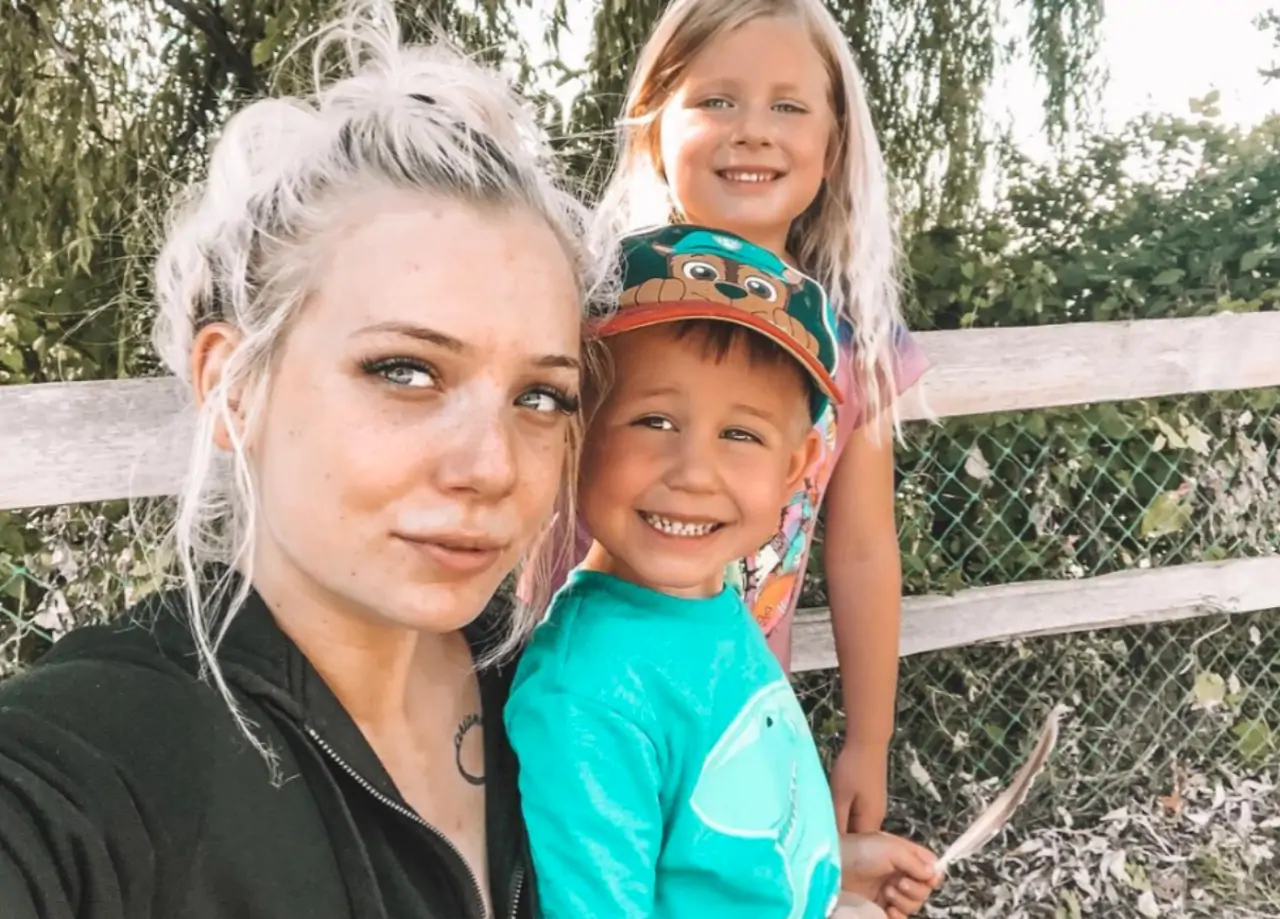Mum-of-two says smoking weed every day is no worse than drinking wine.