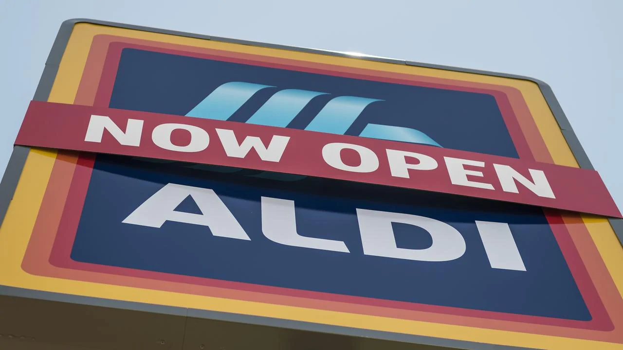 Aldi considers online shopping after Woolworths, JB-HiFi pandemic sales boom