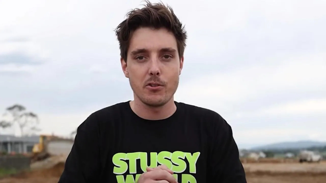 Aussie Fortnite streamer Lazarbeam honoured with tradie skin featuring meat pie
