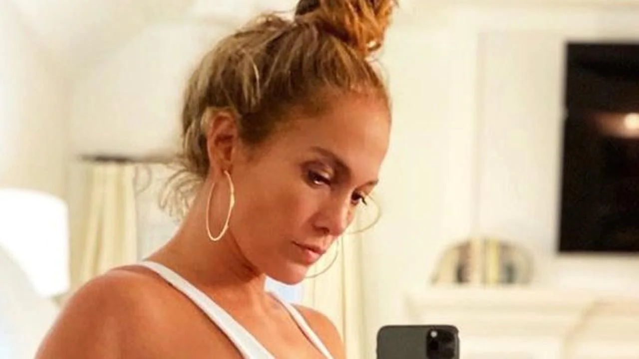 Jennifer Lopez ‘breaks internet’ with jaw-dropping swimsuit photo