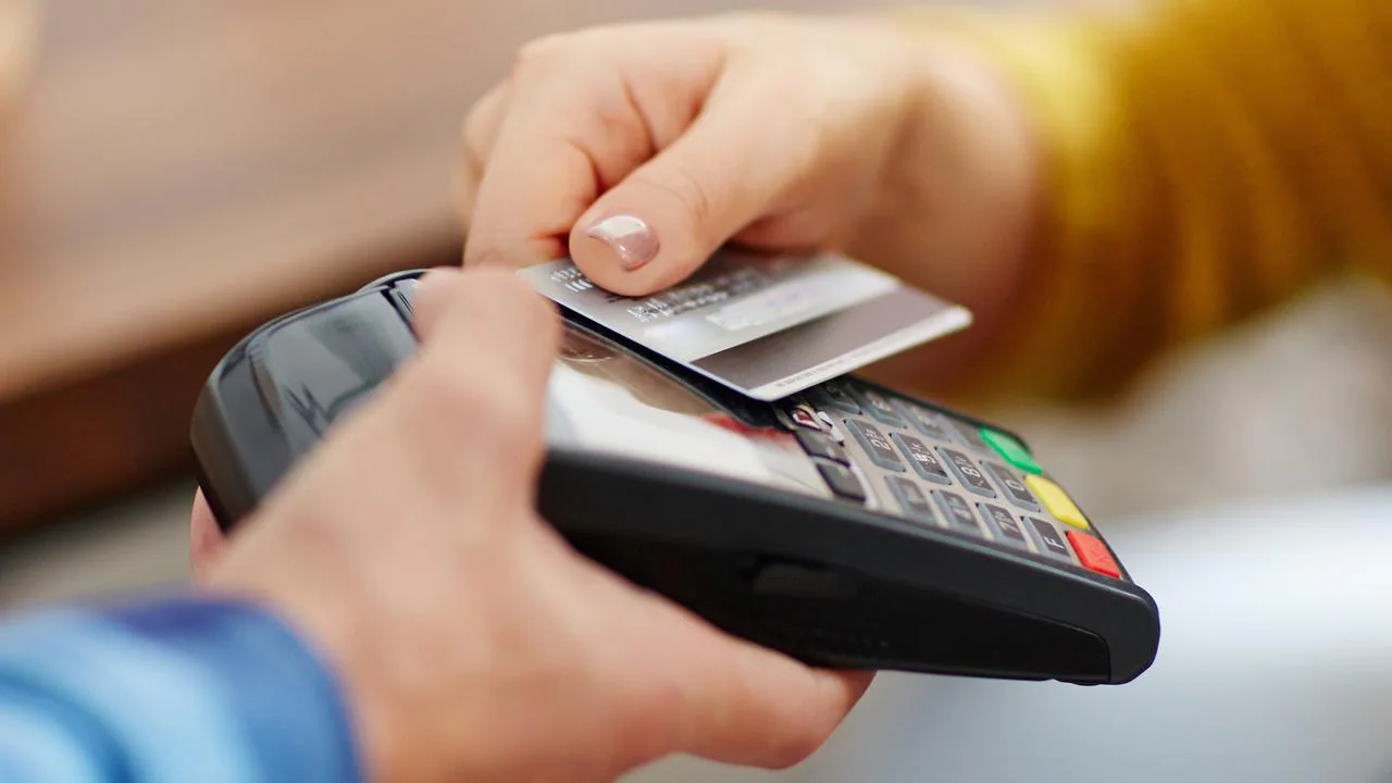 Woolworths scraps cashless store trial after customers threaten to boycott