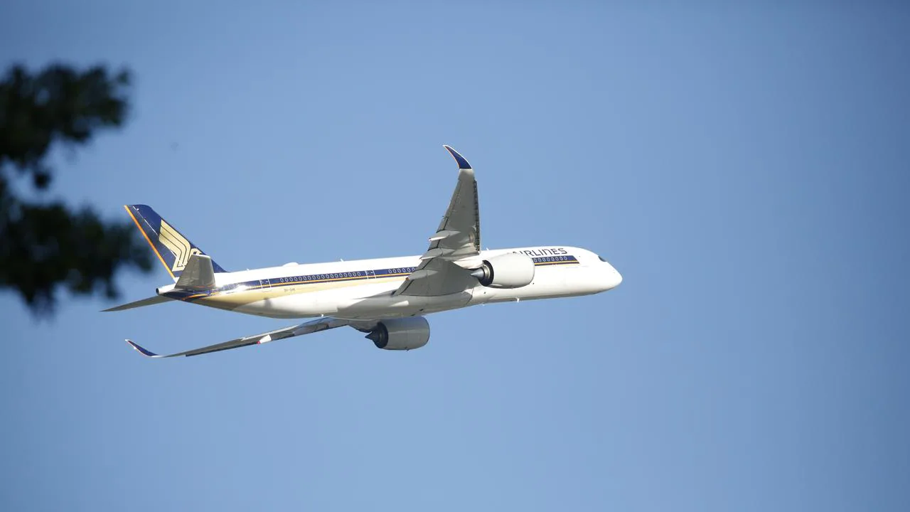 Singapore Airlines plane involved in near-miss at Sydney airport