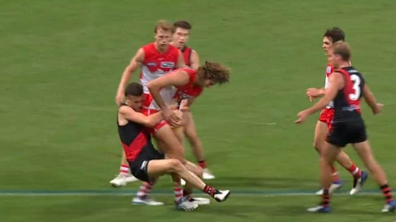 Sydney Swans vs Essendon Bombers, Tom Hickey holding the ball, umpiring call