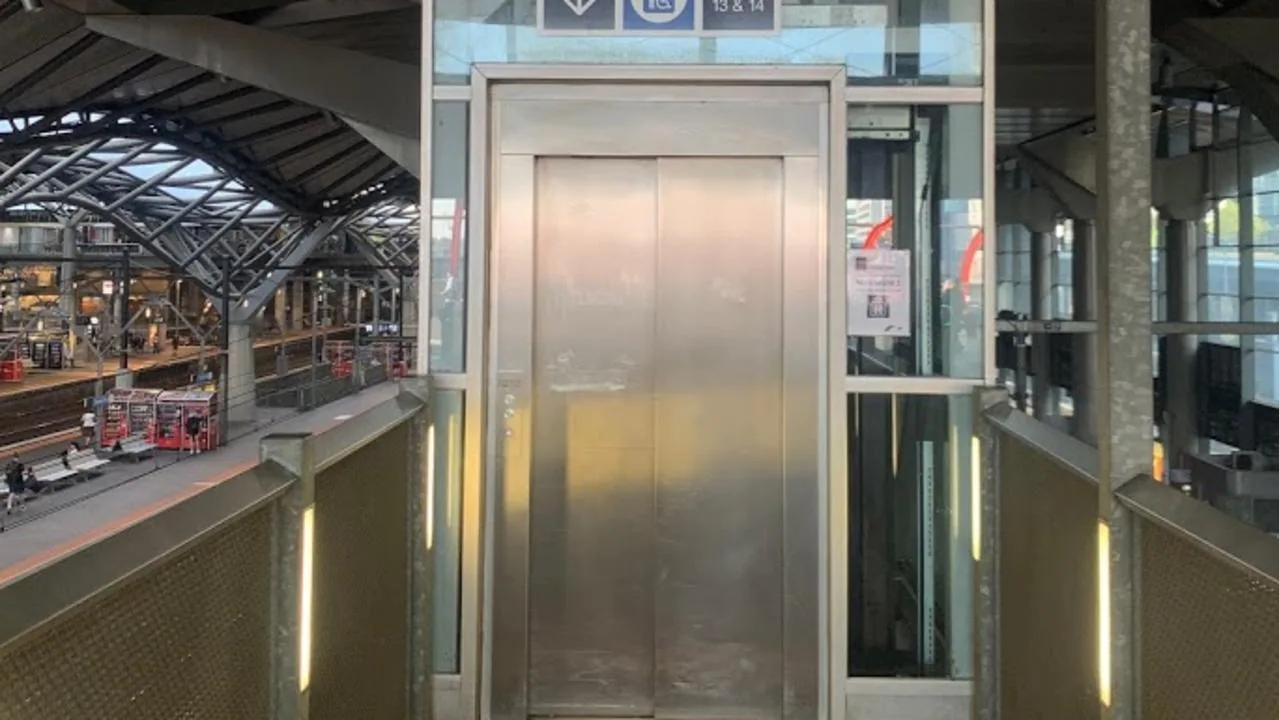 Train commuters’ horror after elevator breaks down
